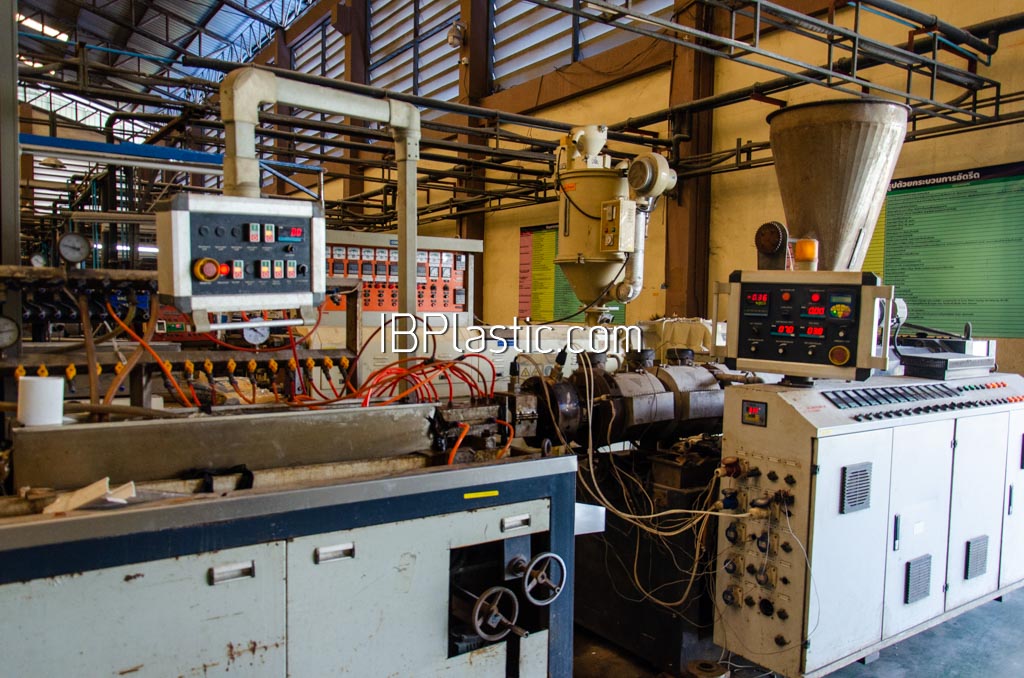 Plastic extrusion machine for custom profile manufacturing